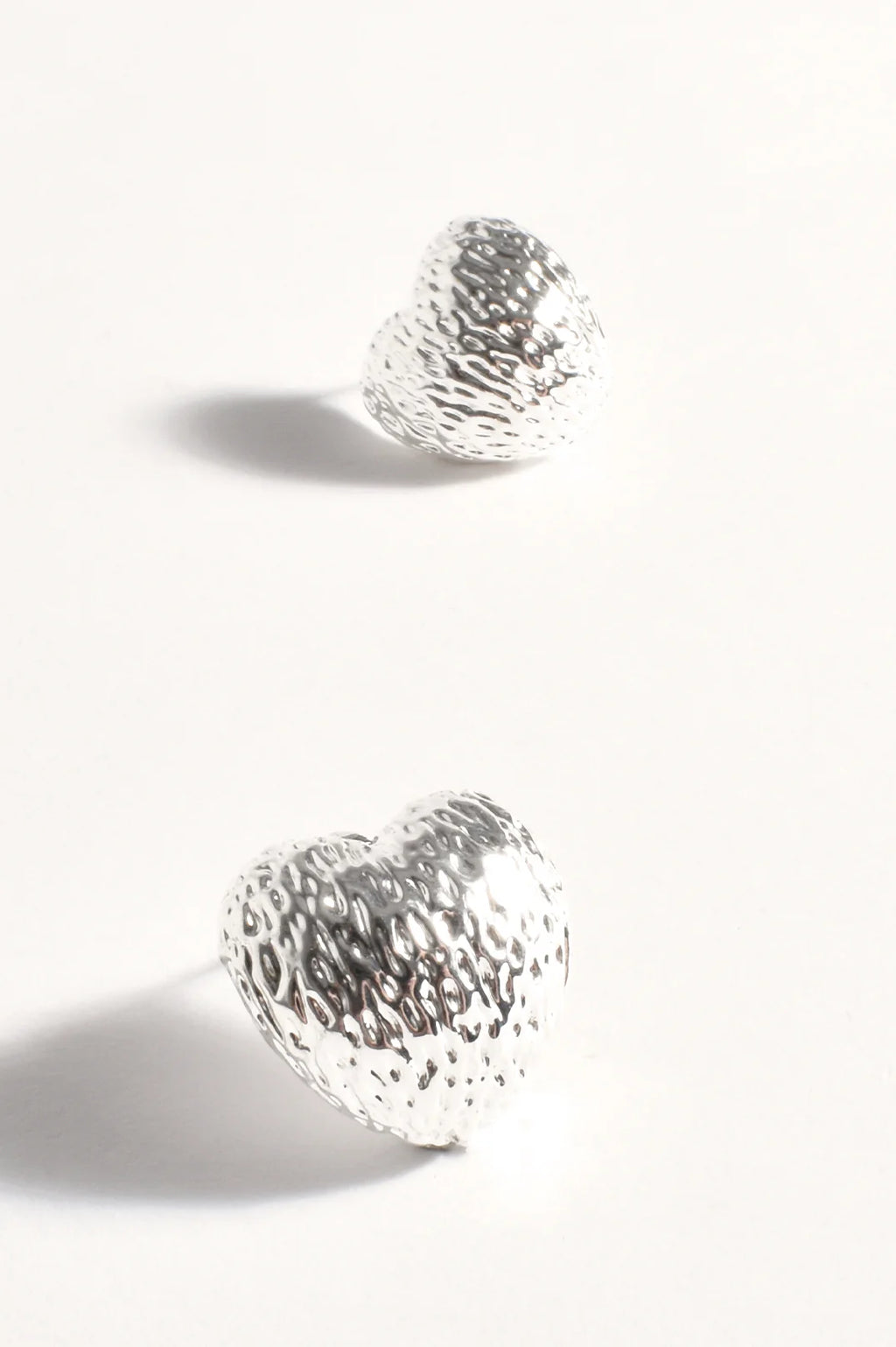 MINI TEXTURED HEART EARRINGS - SILVER
