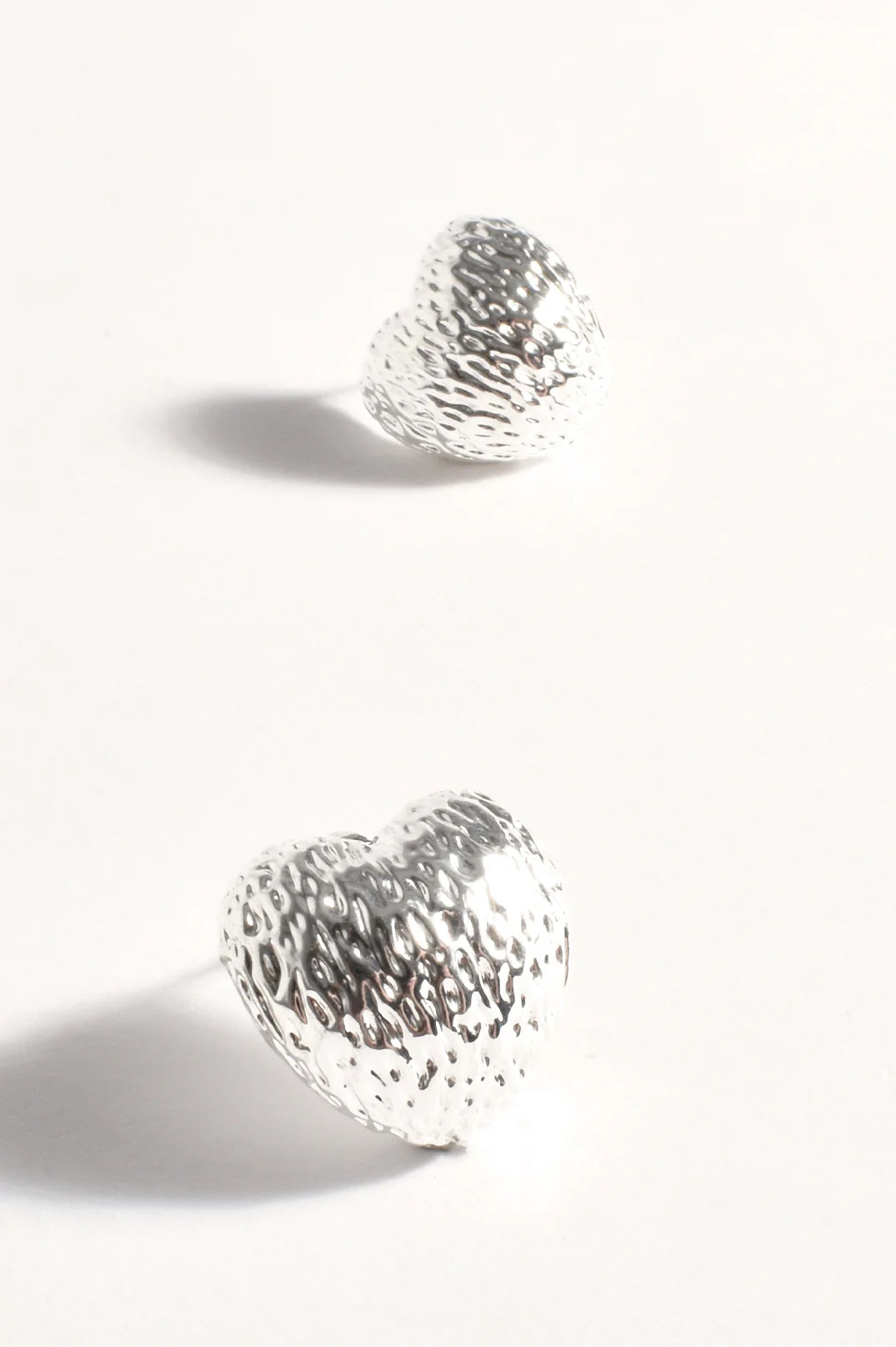 MINI TEXTURED HEART EARRINGS - SILVER