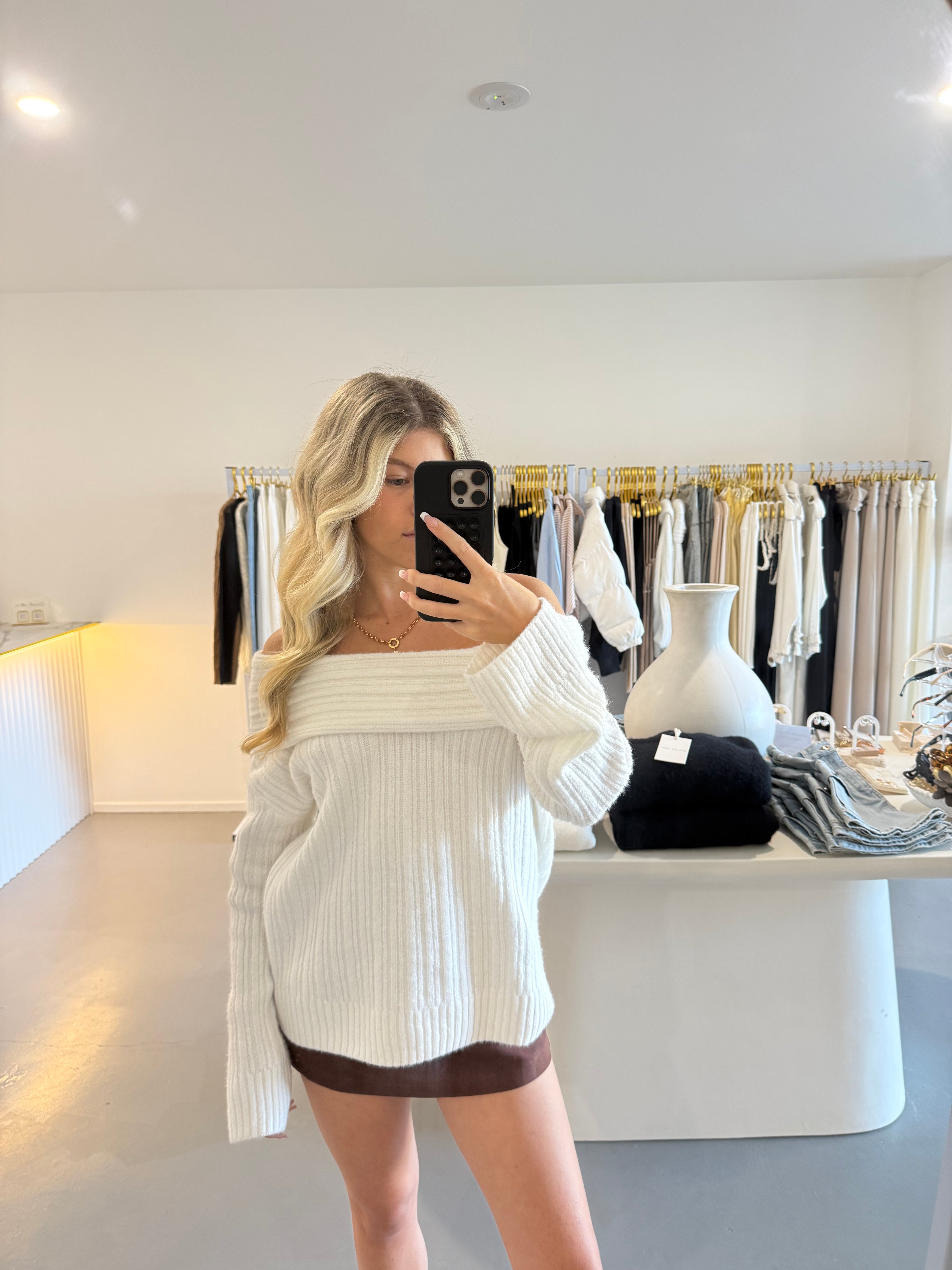 Off-the-shoulder long sleeve jumper